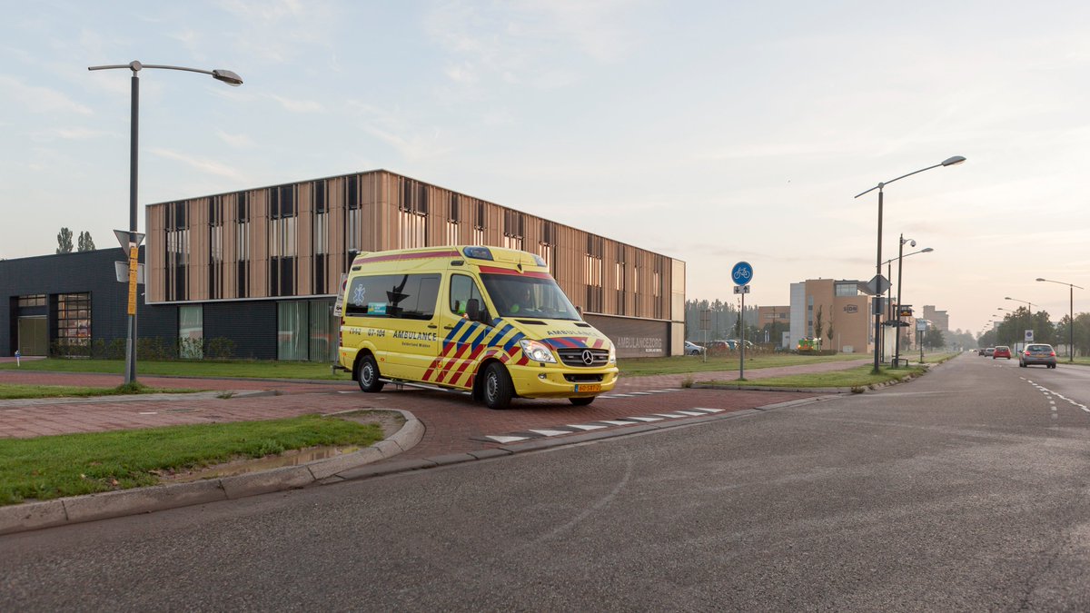 🚨 🚑 Je zit in de auto en ziet dat er een ambulance met zwaailicht en sirene snel dichterbij komt. Wat moet je doen? Bekijk onze tips 👉 bit.ly/inhetverkeer