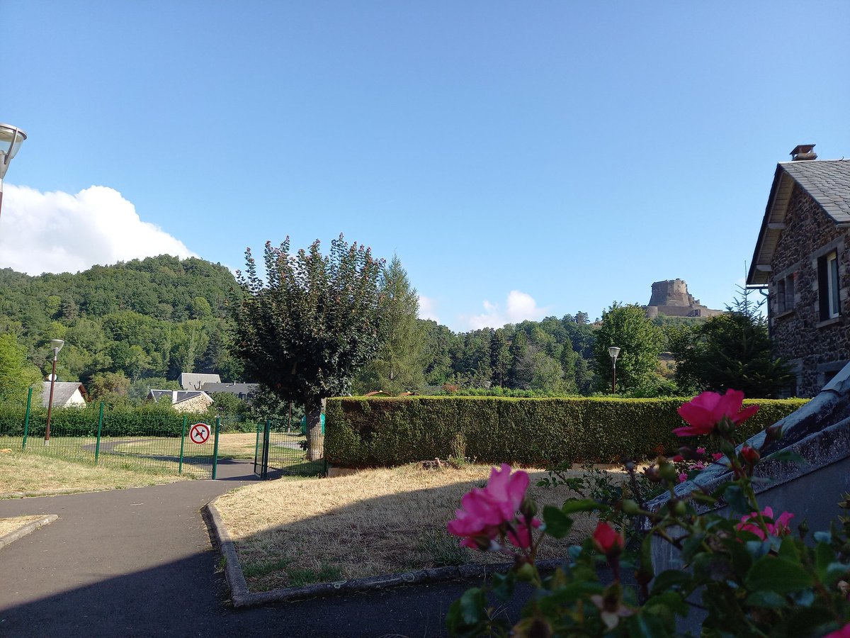 SavignatV's tweet photo. #météo Vendredi 19 aout- Murol - 10h- ciel bleu - soleil ☀️- 16⁰- quelques rafales de vent 🌬
@MeteoSancy @otsancy https://t.co/pWAiJhNJq3