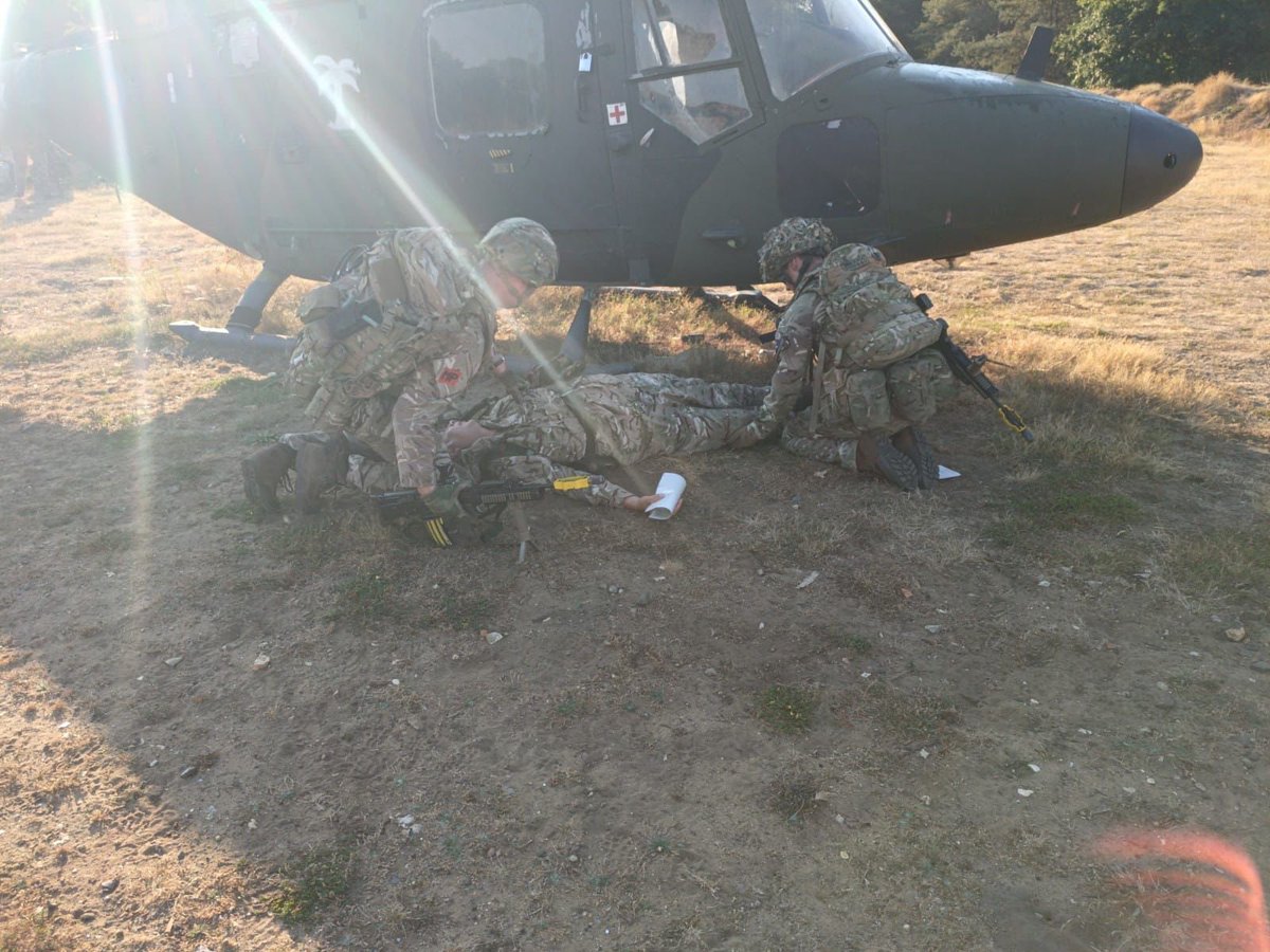 253RMP_Reserves's tweet photo. Last weekend 253 Pro Coy deployed on a stability policing exercise at Longmoor training area. The troops took part in host nation police mentoring scenarios, practising their captured personnel handling, casualty drills and CBRN immediate action and decontamination drills. https://t.co/SlFLX2y6EG