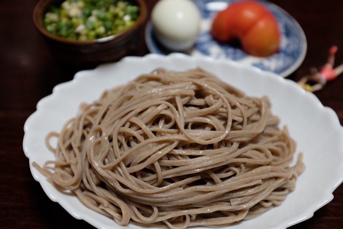 今日の昼食はいつもの乾麺を茹でた蕎麦 (^^♪ スナップに使った機種は X100s（FUJIFILM）