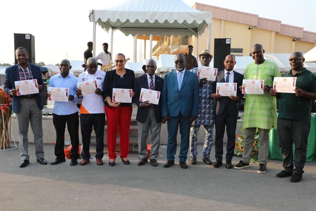 uvciv's tweet photo. L'UVCI vainqueur de la compétition "Innovation Challenge" organisée par le Ministère de l'Enseignement Supérieur et de la Recherche Scientifique lors des JOB 2022.
Elle a remporté le premier prix doté du trophée de Monsieur le Ministre avec le projet ELEVEUR 4.0 https://t.co/aXCqg3YNaZ