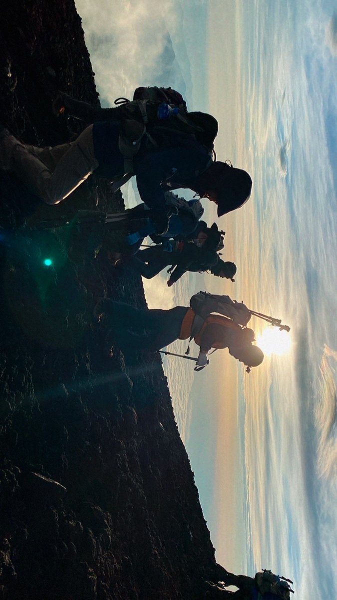 norisukeway's tweet photo. 富士山🗻

登るのめっちゃきつか���たけど、
頂上からの景色見たら、疲れ全部吹っ飛んだ！
でも、もう登山なんてしません https://t.co/4CvOEkyopi