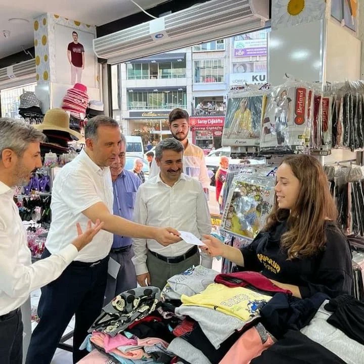 Adıyaman’da Cumhurbaşkanı Erdoğan’ın mektubu bizzat elden dağıtılıyor

Cumhurbaşkanı Recep Tayyip Erdoğan’ın, AK Parti, kuruluşunun 21. yılını ‘Bir olduk, 21 olduk’ temasıyla kaleme aldığı mektup Milletvekilleri ve Adıyaman teşkilatı tarafından vatandaşlara elden ulaştırıldı.