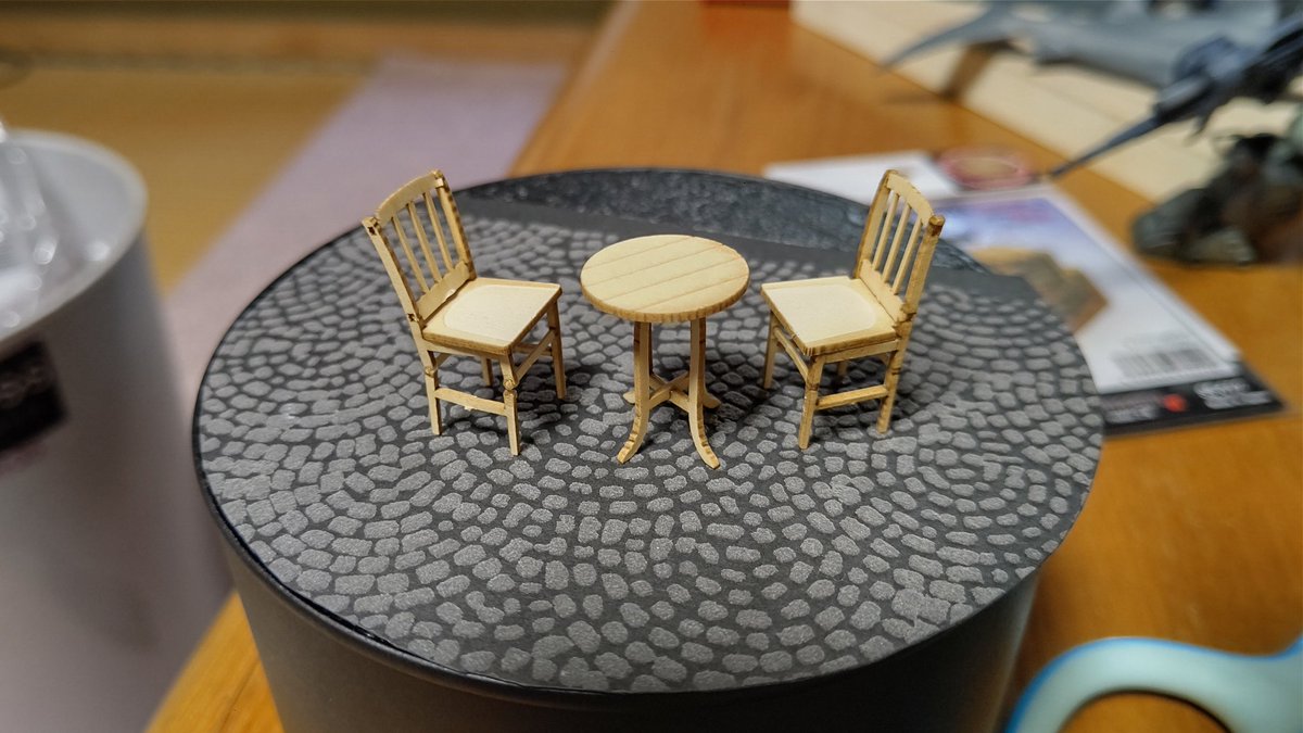 #cobaanii mokei工房
の小さな丸テーブル&チェアーセット
を組む。
木に近い厚紙でできている。 