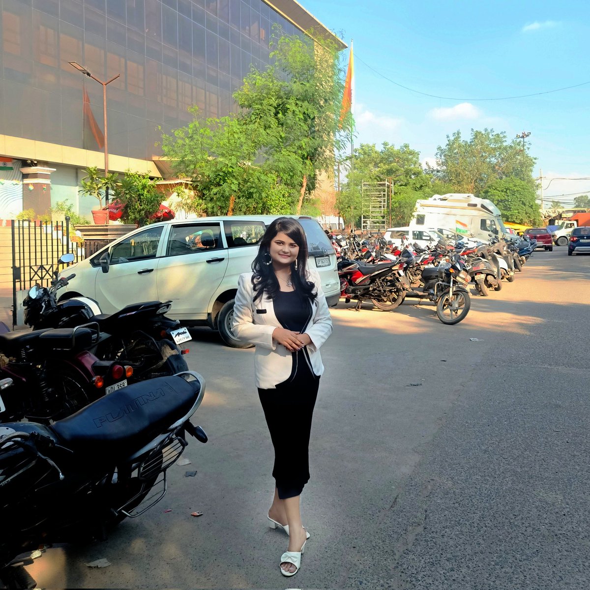 वक़्त से पहले हादसों से लड़ा हूँ,
मै अपनी उम्र से कई साल बड़ा हूँ!

#NewProfilePic