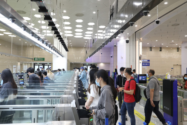AlbumGba's tweet photo. Open since August 18, 2020, the new Hengqin Port in Zhuhai has seen 14 million passengers to cross the boundary. #Hengqin #PaceInGBA https://t.co/S2lGRmkE0O