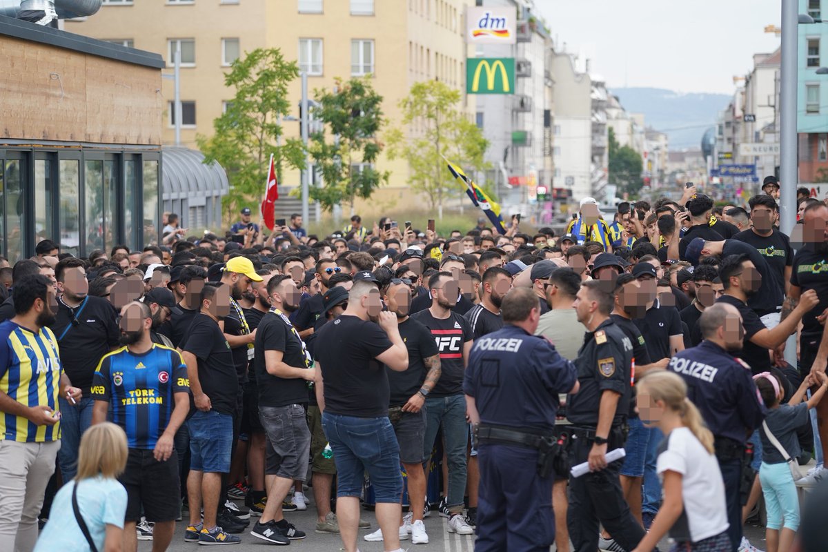Esterreicherr's tweet photo. Es folgen Bilder vom Marsch der Fenerbahçe-Fans in Wien Favoriten.
Die Polizei war im Großeinsatz. 🧵
#Fenerbahce #wien #FAKFB #w1808 https://t.co/Emm9FgycAX