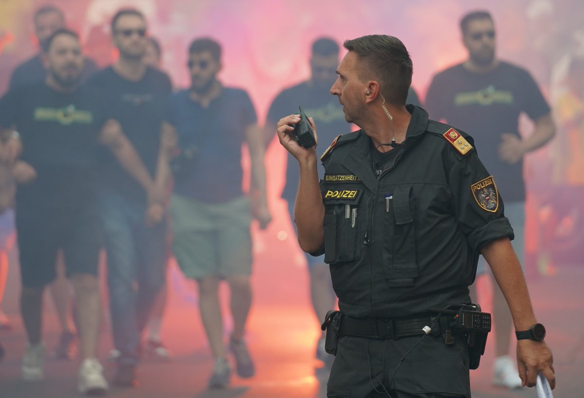 Esterreicherr's tweet photo. Es folgen Bilder vom Marsch der Fenerbahçe-Fans in Wien Favoriten.
Die Polizei war im Großeinsatz. 🧵
#Fenerbahce #wien #FAKFB #w1808 https://t.co/Emm9FgycAX