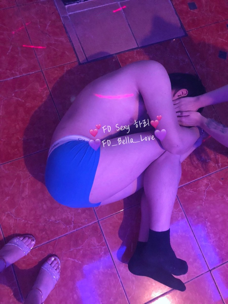 벨라 &amp; 하리 매니저 콜라보❤️‍🔥
제복 코스튬 보고 싶다길래 입어줬는데 
저정도는 감수 할 수 있지?
#섹트 #일탈 #펨돔 #멜섭 #제복 #코스튬 #코스프레 #페티쉬 #노예 #강아지 #스팽 #수치플