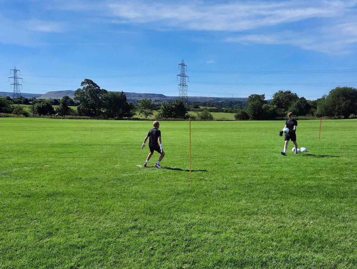 MW1Goalkeeping's tweet photo. Sessions now in full flow. 
Still availability for 1-2-1 sessions on a Saturday morning. 
Goalkeepers of all abilities. 
Message for further details ⚽️🧤 https://t.co/Ud4dhABD3R
