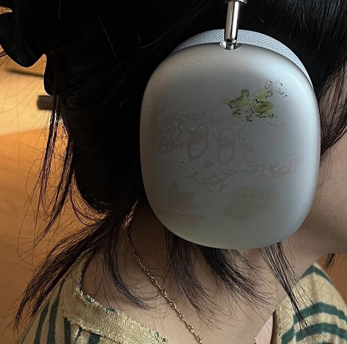 archivescy's tweet photo. chaeyoung’s cute little headphones 🎧 https://t.co/jLVNu5VkvY