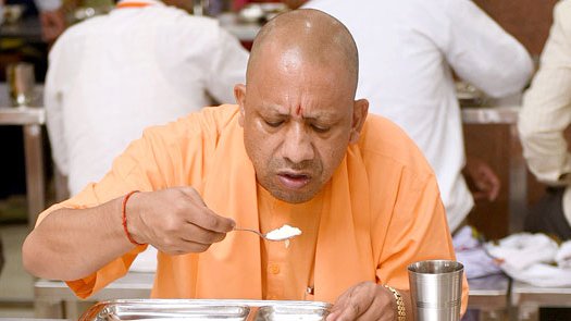 श्रीकृष्ण जन्माष्टमी के पुनीत-पावन अवसर पर आज मुख्यमंत्री श्री <a href="/myogiadityanath/">Yogi Adityanath</a> जी महाराज ने वृंदावन, मथुरा में नवनिर्मित अन्नपूर्णा भवन में श्रद्धालुओं को प्रसाद वितरित कर स्वयं भी प्रसाद ग्रहण किया।