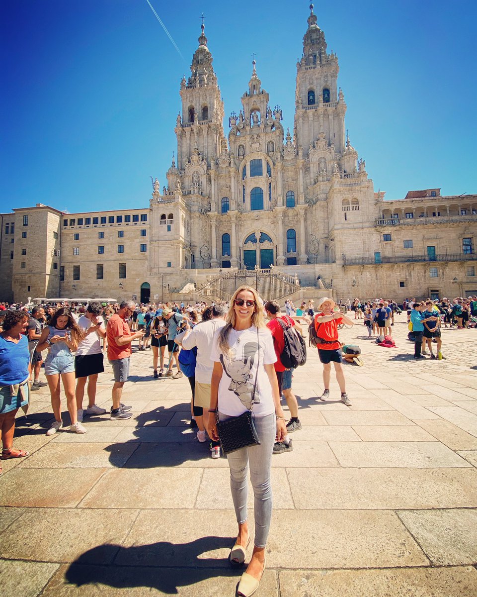 The #SantiagoDeCompostela Archcathedral Basilica is an integral component of the Santiago de Compostela World Heritage Site in #Galicia, #Spain 🇪🇸 #RedLipsPorElMundo 💋💄 #RedLipsAlways #MyLifeAroudTheWorld 🌎 #LoveTravel ❤️ #TravelAddict 🗺📌 @crisainz