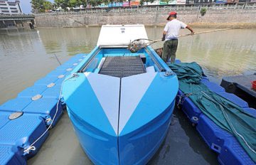 Unmanned river cleaning vessel helps clean garbage floating on a river in Hangzhou, east China.😊