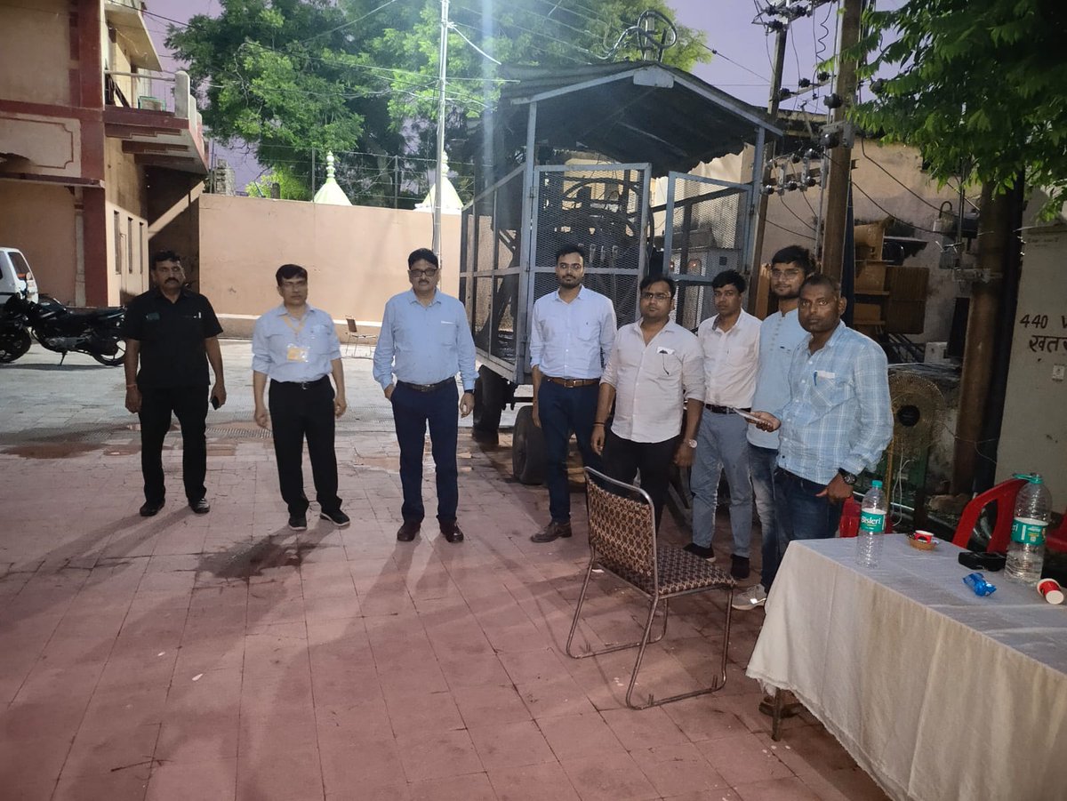 dvvnlmathura1's tweet photo. #MTRES190822 मथुरा शहर के अंतर्गत श्रीकृष्णा जन्माष्टमी मेले के दौरान मुख्य अभियंता श्री सिद्धार्थ जी अधीक्षण अभियंता सुबोध शर्मा जी द्वारा मेला ड्यूटी श्रीकृष्णा जन्मभूमि का निरीक्षण करते हुए | @EMofficeUP @CMOfficeUP @ChiefSecyUP @UPPCLLKO @UppclChairman @DvvnlDirComm https://t.co/FRbP02h5cF