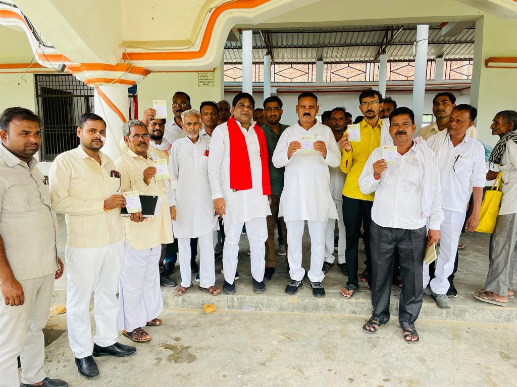 spetwofficial's tweet photo. #इटावा:जनपद के बकेवर एवं चकरनगर में @samajwadiparty द्वारा कैंप लगाकर सदस्यता अभियान चलाया गया। सपा के निवर्तमान जिलाध्यक्ष मा.@yadavgopaletw जी  सदस्यता अभियान में पहुँचकर सदस्यता अभियान को गति दी,भारी संख्या में समाजवादी साथी मौजूद रहे।
@yadavakhilesh 
@proframgopalya1 https://t.co/PSB1fGwemN