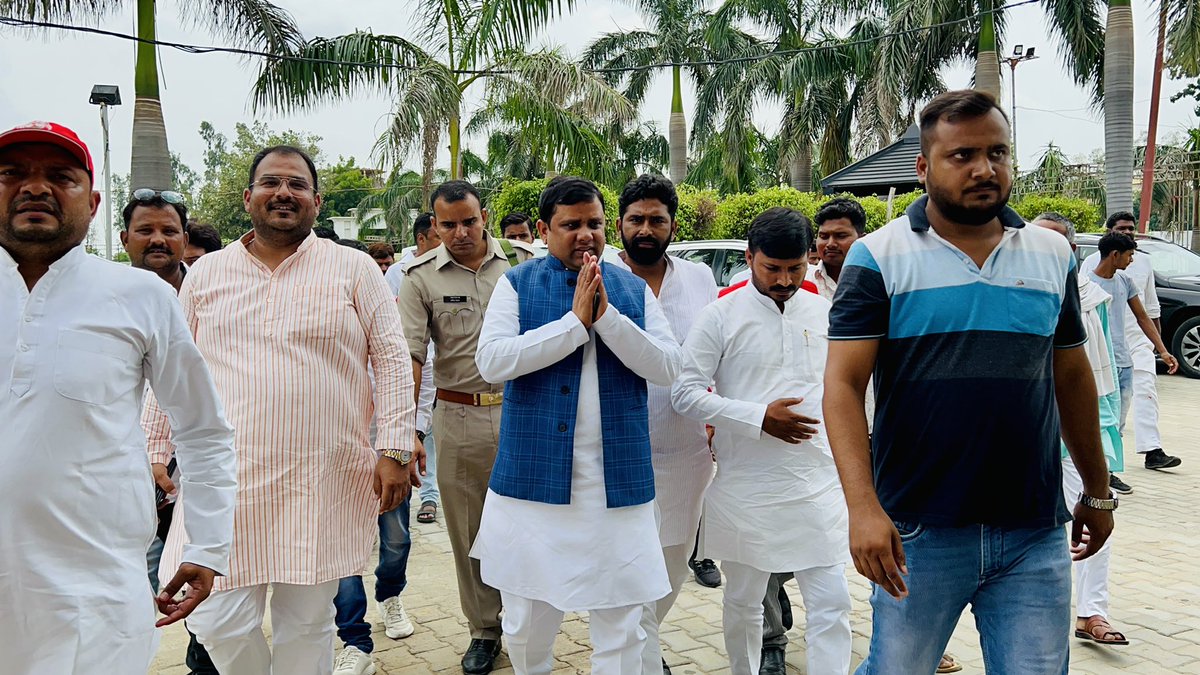 rajeshyadavmlc's tweet photo. प्रखर समाजवादी नेता, पूर्व मंत्री स्व० पण्डित सिंह जी की प्रतिमा पर माल्यार्पण कर श्रद्धासुमन अर्पित किया। https://t.co/C4gJiAVIxN