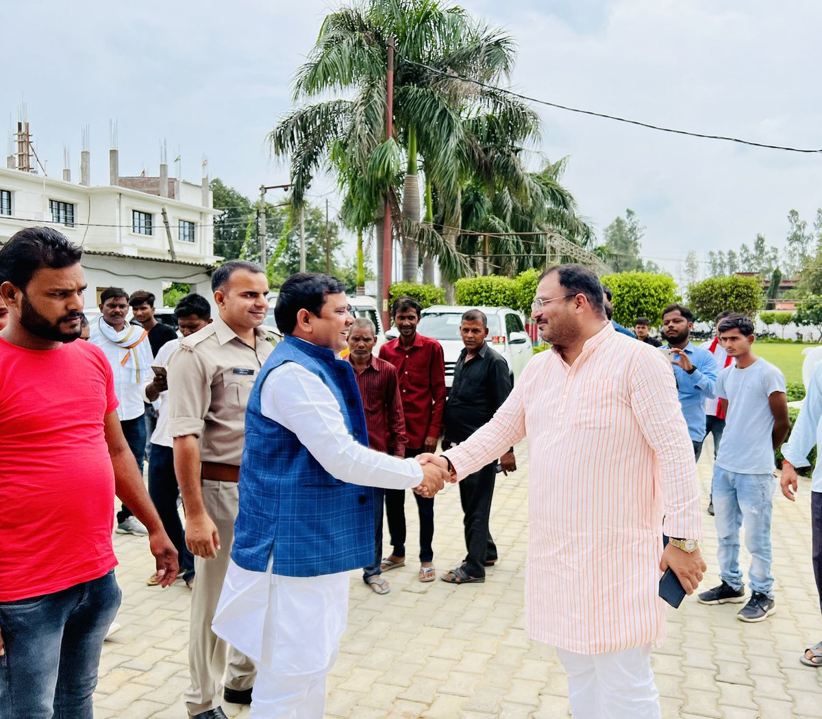 rajeshyadavmlc's tweet photo. प्रखर समाजवादी नेता, पूर्व मंत्री स्व० पण्डित सिंह जी की प्रतिमा पर माल्यार्पण कर श्रद्धासुमन अर्पित किया। https://t.co/C4gJiAVIxN