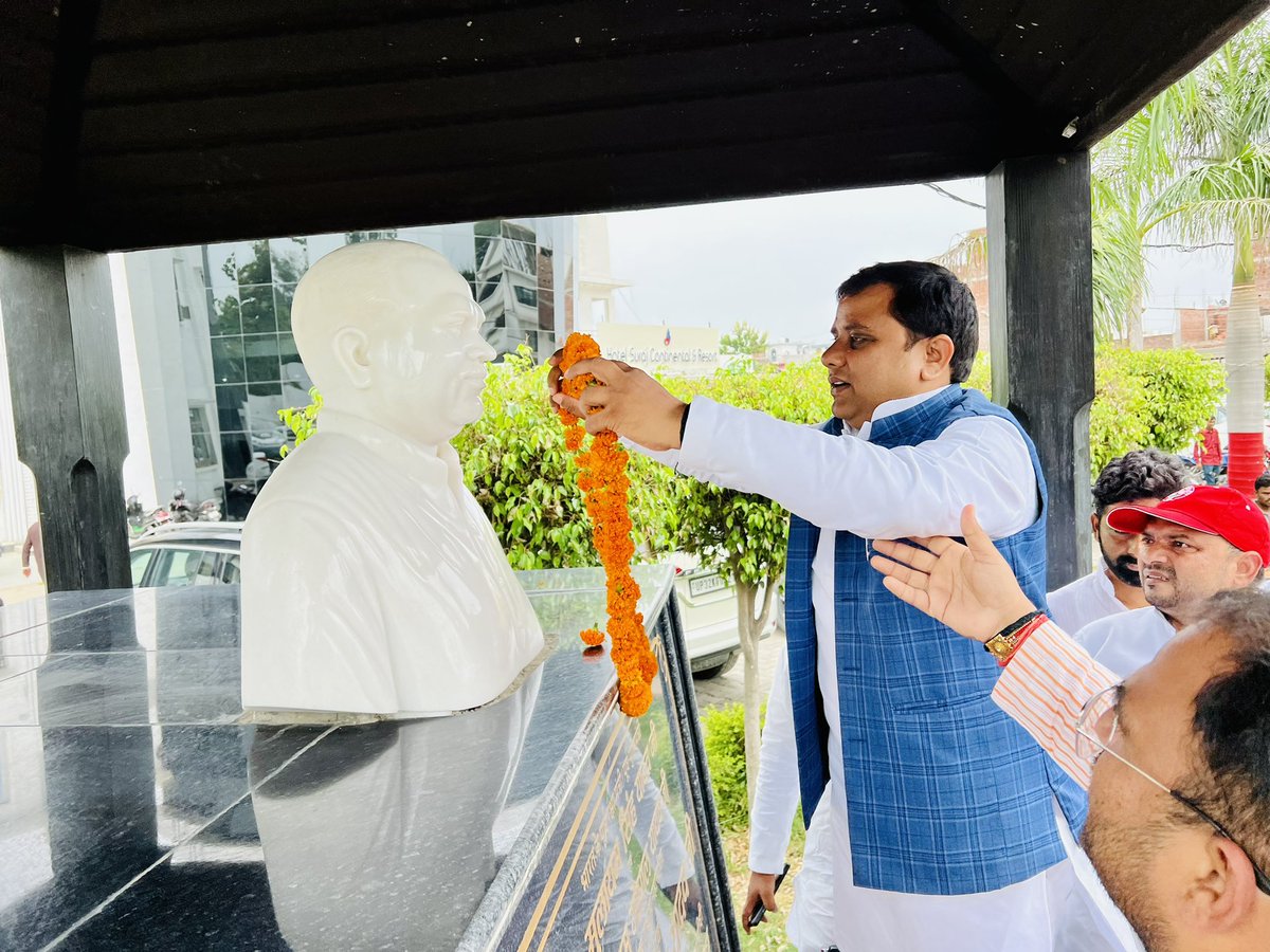 rajeshyadavmlc's tweet photo. प्रखर समाजवादी नेता, पूर्व मंत्री स्व० पण्डित सिंह जी की प्रतिमा पर माल्यार्पण कर श्रद्धासुमन अर्पित किया। https://t.co/C4gJiAVIxN
