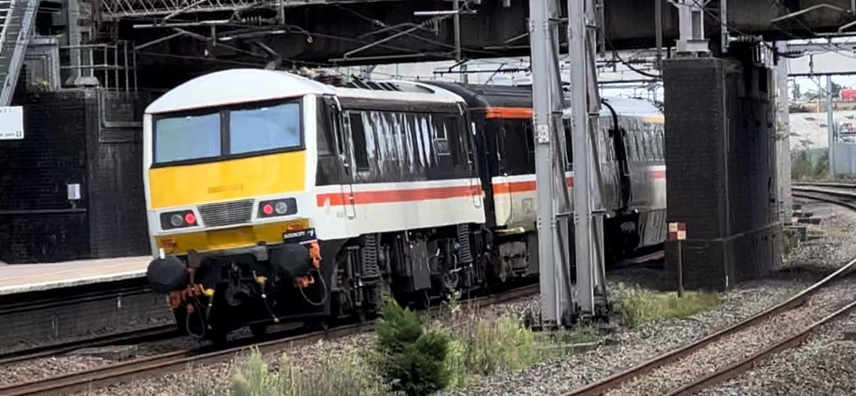 PlatformEdge1's tweet image. 82139 + 90001 passing Lichfield Trent Valley on the first ‘Friday Charter’ service from Crewe to London Euston #Class82 #Class90