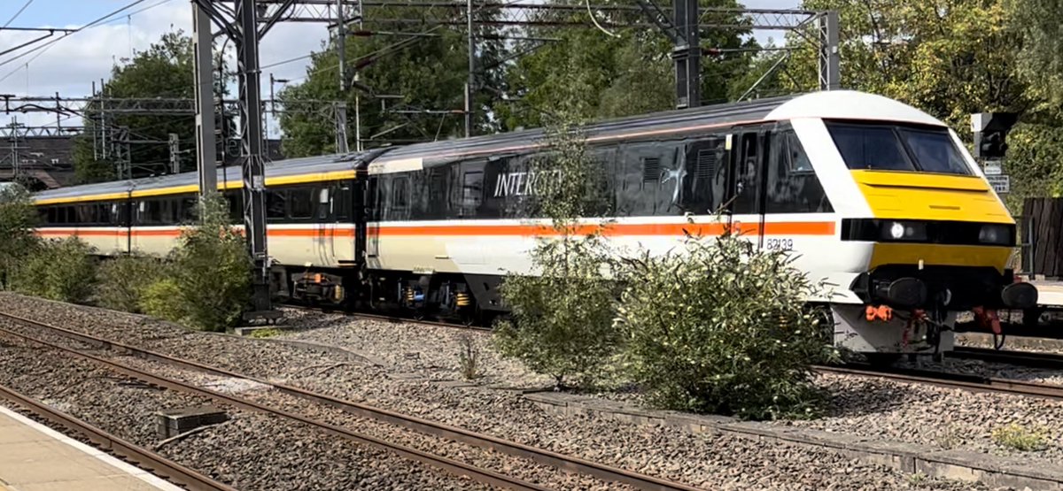 PlatformEdge1's tweet image. 82139 + 90001 passing Lichfield Trent Valley on the first ‘Friday Charter’ service from Crewe to London Euston #Class82 #Class90