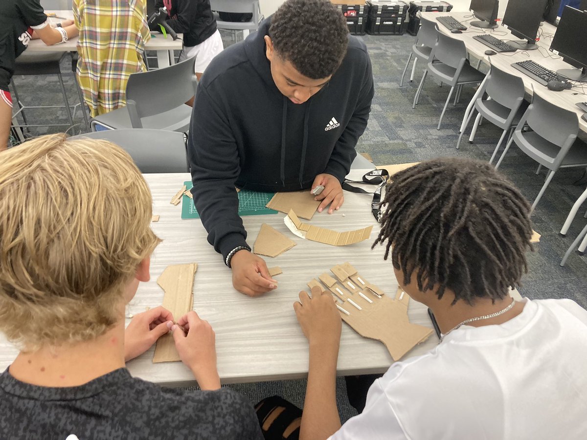 JELPLTW's tweet photo. Biomedical Engineering for our first engineering challenge in POE. @JELCC @Director_JELCC @msdwt @NCHS_IN https://t.co/hnNEr8HHex