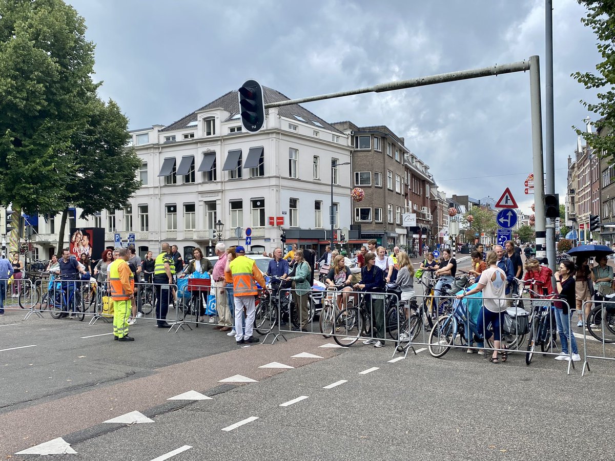 ManonSas's tweet photo. #Vuelta2022 grote onduidelijkheid op de Maliebaan. Oversteekplaats Maliebaan lijkt dicht te blijven… of toch niet? #utrecht #vueltautrecht #maliebaan @GemeenteUtrecht https://t.co/aAF9nMChTF