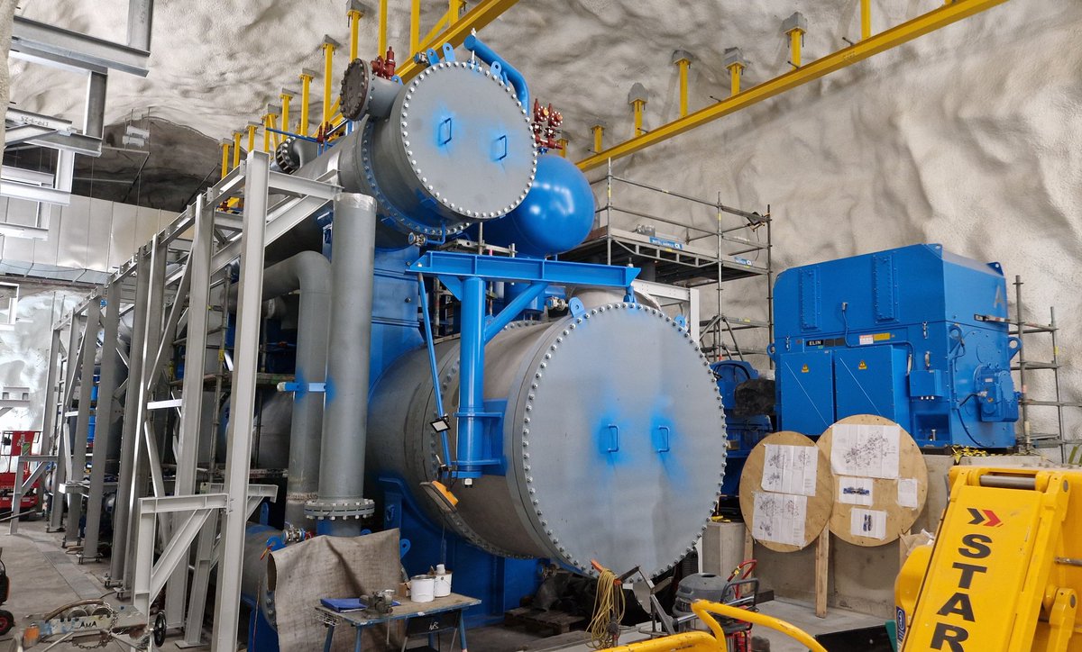 Putkistoja asennetaan kovaa vauhtia Katri Valan seitsemännen lämpöpumpun ympärille. Jo ensivuonna massiivisella koneella tuotetaan 32 MW:n teholla päästötöntä kaukolämpöä 21,5 MW:n teholla kaukojäähdytystä. #hiilineutraali #kaukolämpö <a href="/EnergiaHelen/">Helen</a>