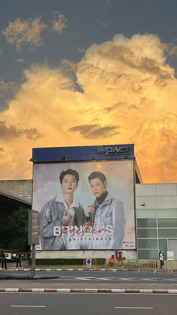 KanjanaNongkung's tweet photo. เมื่อวานน้องอยู่กับสายรุ้ง วันนี้น้องอยู่กับท้องฟ้าสีทอง 

#LoveBringUSTogether #LOLKristSingto #คริสสิงโต https://t.co/3zQFsy7e3v