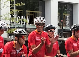 TcVeloce's tweet photo. Eén van onze leden van George Kienstra fietst dit jaar de Vuelta 1 dag voor de profs uit, je kunt zijn avontuur volgen en hem aanmoedigen op zijn inspirerende blog: https://t.co/eVbekpWMLE #vuelta2022 #tcveloce #zieuwent https://t.co/hOoLsYd3j2
