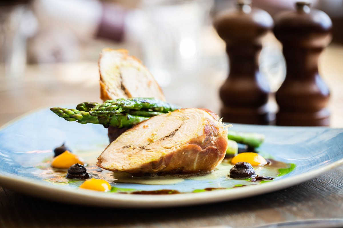 We can’t help but boast about our Sunday Roast...right this way! Slow-cooked beef blade or roasted pork loin, served with Yorkshire puddings, roasted potatoes and seasonal veg. Book your table and head to The Refectory this Sunday. bit.ly/3M3JqLt