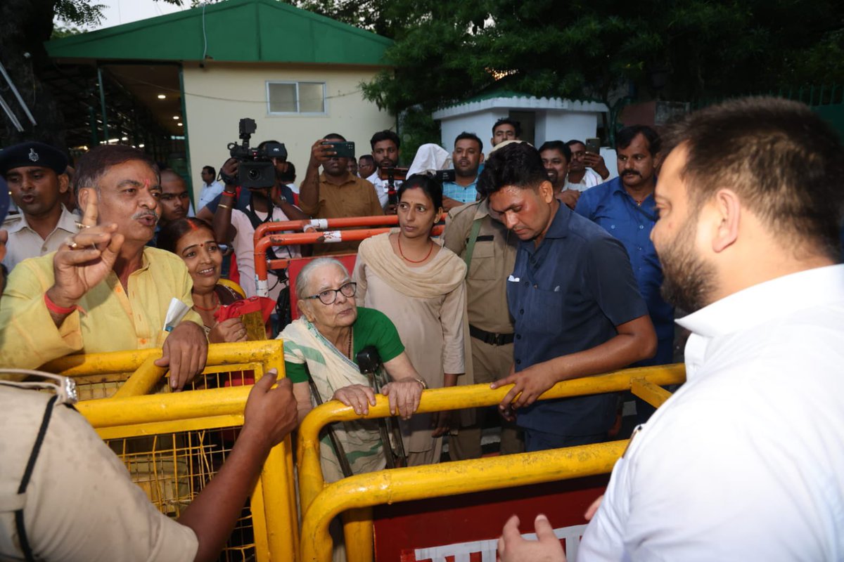 yadavtejashwi's tweet photo. समर्थकों, शुभचिंतकों और मुलाक़ातियों से मिलकर उनका आभार व्यक्त किया।

आपकी समस्याओं का समाधान करना महागठबंधन सरकार की सर्वोच्च प्राथमिकता है। #Bihar https://t.co/ALfGxOFYoq
