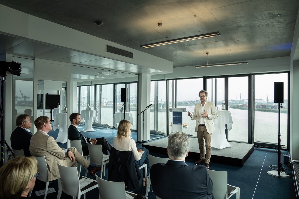 wertfaktor's tweet photo. "Der #Immobilienteilverkauf wird von unseren Finanzierungspartnern immer mehr als eigene #Anlageklasse gesehen. Das bietet für unsere Wachstumspläne erhebliche Chancen", betont wertfaktor-CFO Nicolas Vogelpoth bei unserem #wert_Partnertag in #Hamburg

Foto: Philip Berstermann https://t.co/vTXuoG9nF2