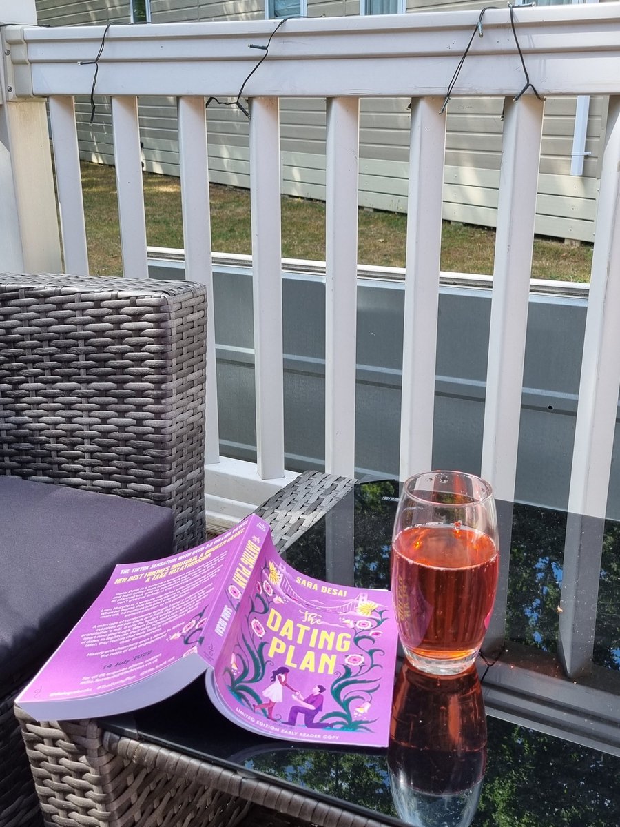 Current situation - away for a little weekend break so chilling with a cider and my current read #thedatingplan by @saradesaiwrites Perfect reading material for a sunny day 😎 
❓️What are you currently reading?
#booktwt #booktwitter #currentlyreading