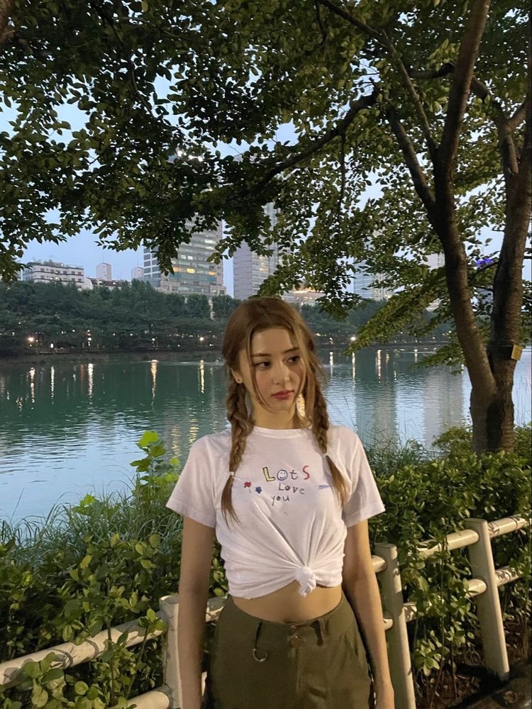 lesserafimpics_'s tweet photo. this yunjin >>> https://t.co/dphqR7jObu