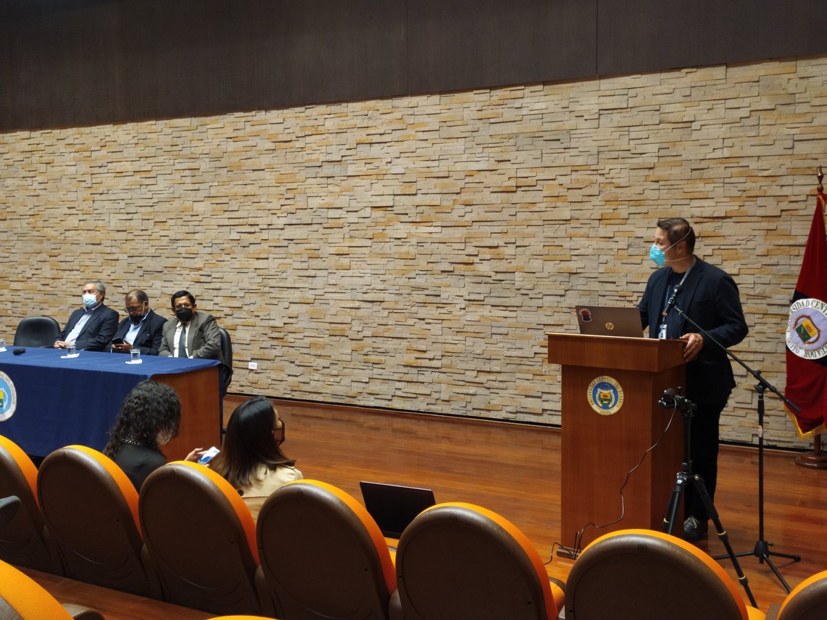 "Estamos hablando de alcance nacional, de emprendedores de varias partes del país" menciona <a href="/pabloaraujogr/">Pablo A. Araujo G.</a> en su intervención en el evento de cierre de la #2daEdicion de <a href="/YoEmprendoUCE/">YoEmprendoUCE</a>, que se lleva a cabo en el Centro de Información Integral de @lacentraluce.

<a href="/DVSUCE/">Dirección de Vinculación con la Sociedad UCE</a>