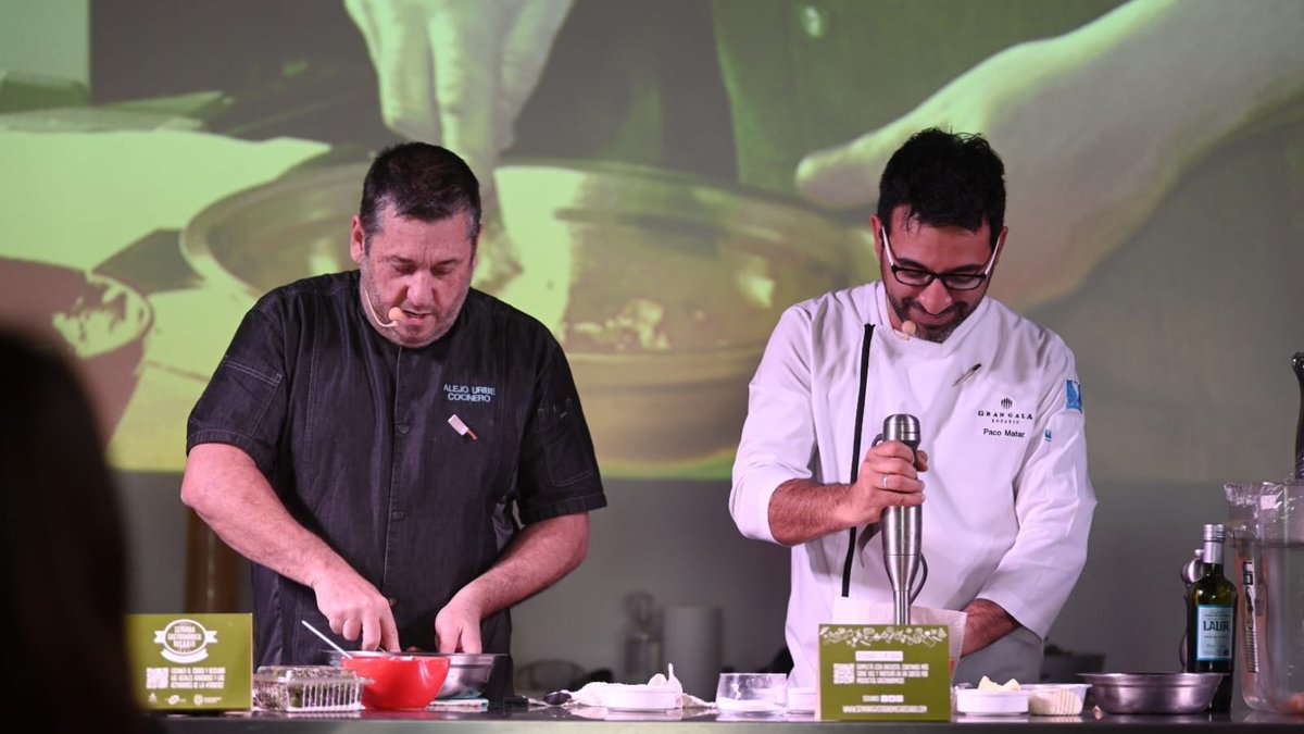 SemanaGR's tweet photo. 🍣👨‍🍳 ¡Dos potencias unidas!  👨‍🍳🍣 Una clase sobre cómo cocinar surubí con dos recetas exquisitas.

 Alejo Uribe y Paco Matar compartieron sus trucos y recetas únicas 👉cocinaron en vivo un roll de surubí en masa philo con curry amarillo y surubí al vacío con puré de papa con kale https://t.co/sj8FQBu3zy