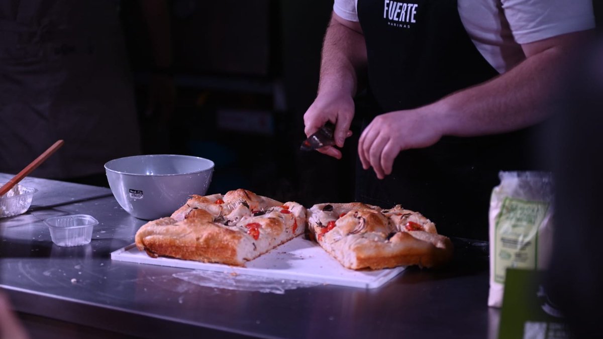 SemanaGR's tweet photo. ¡Una clase magistral sobre
masas de alta hidratación!🫓🍞

👨‍🍳 Damián Cosenza junto a Emmanuel Benelli
compartieron los pasos y técnicas necesarios para
poder hacer masas de alta hidratación 
🥳 ¡Pero eso no fue todo! La receta de la Focaccia se
llevó todos los corazones 😍 https://t.co/CXLoMxZGV9