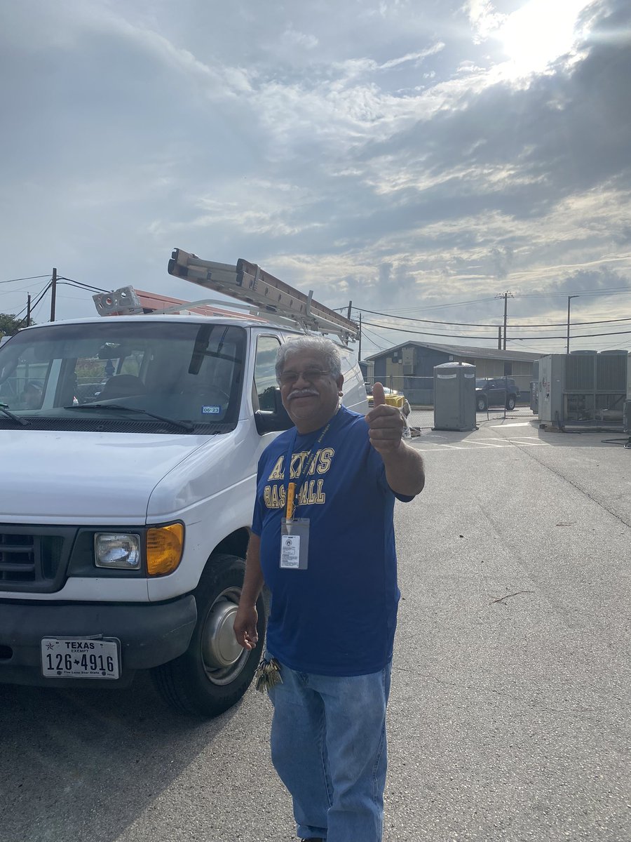 akinsablle's tweet image. Here he comes to save the day… thank you Mr. Martinez for checking our work orders #windbeneathourwings #ACRepairsfirst @AkinsAISD @AustinISD_ECP @NewTechAkins @AkinsAHA @GreenTechAkins @akinsablle @AkinsSSA @AkinsSTEM