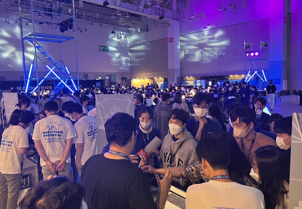 chainapsis's tweet photo. Amazing energy tonight! 🔥 Seeing young people hyped about blockchain and building for interoperability is everything. And it’s just the start… 😎 

#Chainapsis #HackJunction #Busan https://t.co/eQ7sU1GAia