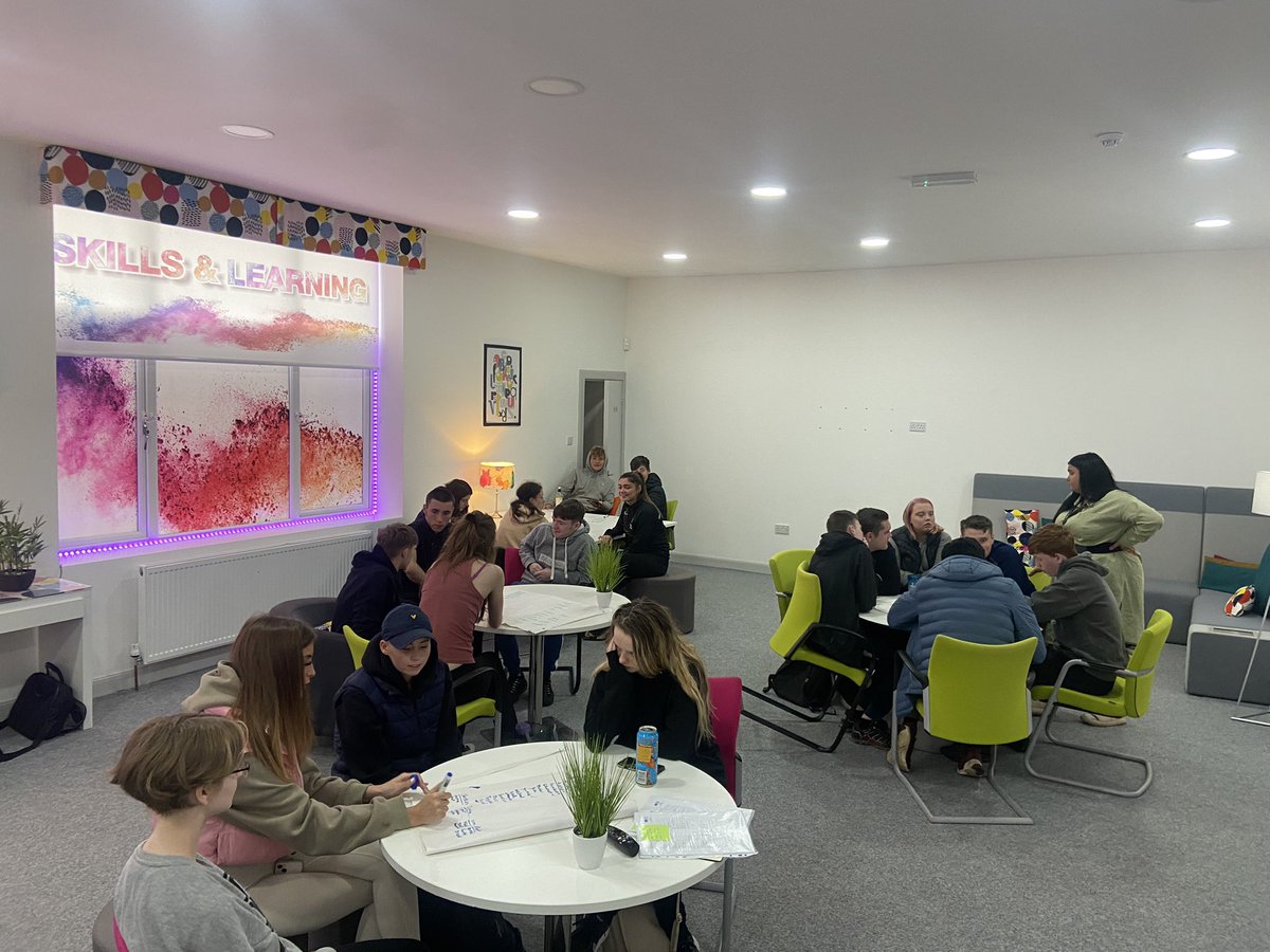 SL_Ayrshire's tweet photo. East Ayrshire group taking part in a social media workshop in SL33 where they discussed what platforms they use, why they use it, pros &amp; cons &amp; how to use it to gain employability📱 🌍 💻 https://t.co/PEKkUMzUtP