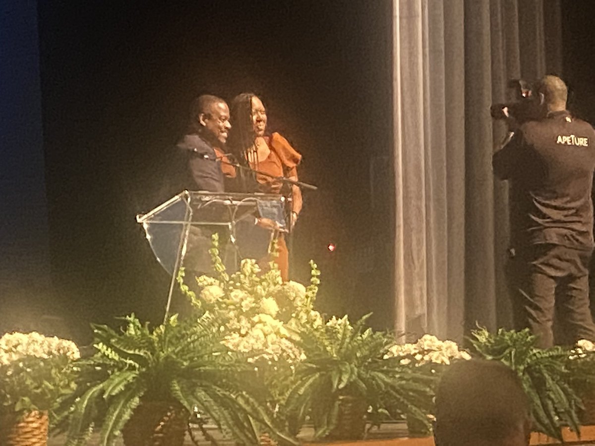 BookerYalonda's tweet photo. And the award goes to… Thee Principal @JamelJernigan! @WoodlawnHS_BCPS is excited to celebrate the @BaltCoPS recognition of her excellence in leadership! @KyriaJoseph https://t.co/yWd5vrhOld
