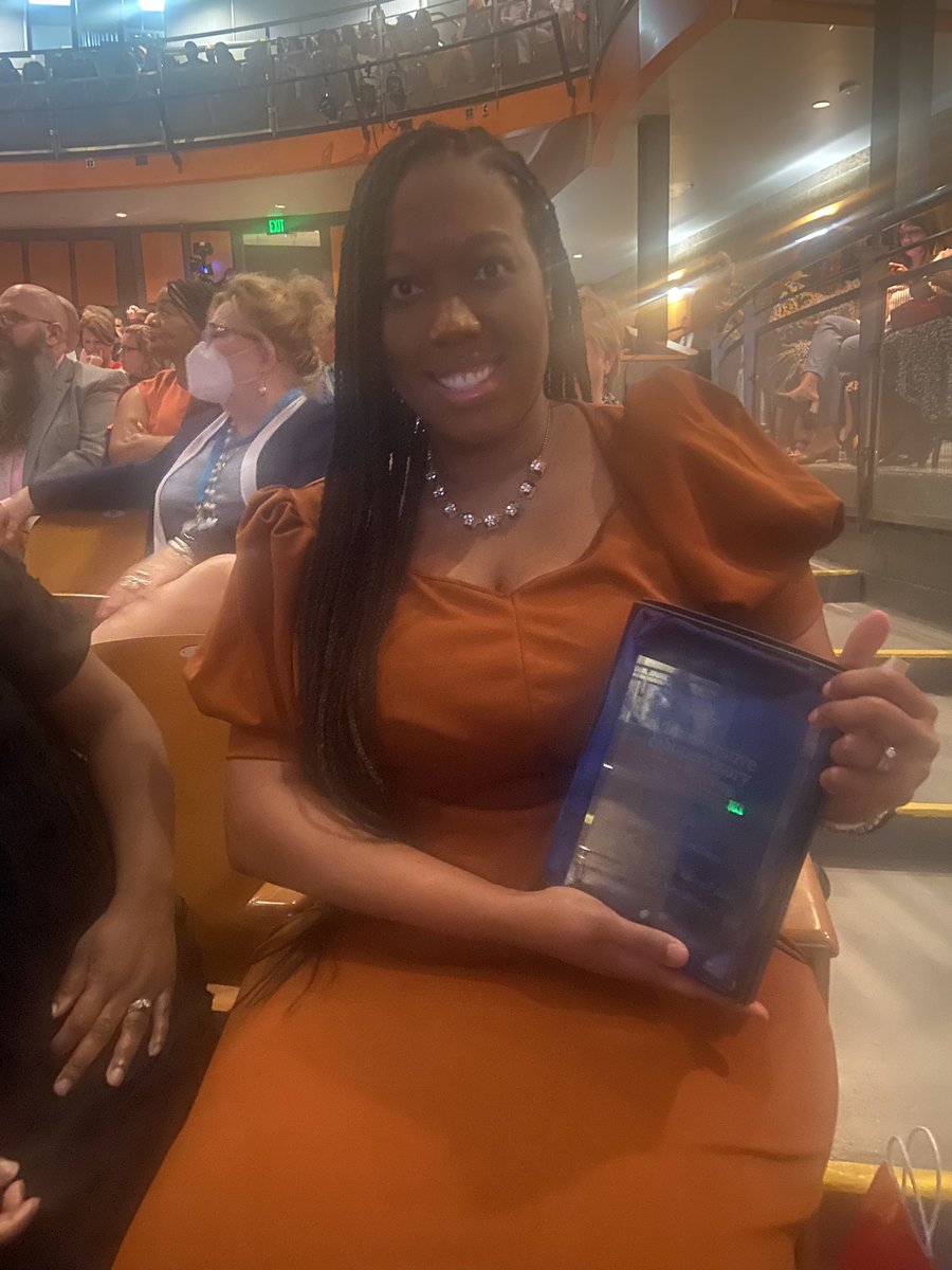 BookerYalonda's tweet photo. And the award goes to… Thee Principal @JamelJernigan! @WoodlawnHS_BCPS is excited to celebrate the @BaltCoPS recognition of her excellence in leadership! @KyriaJoseph https://t.co/yWd5vrhOld