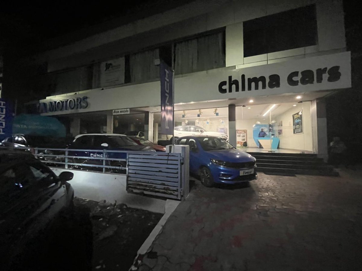 saseethin's tweet photo. The authorised person in the showroom is telling that they've bought the charger with this address and fixed it in another location. That's fine but you should change it the app 4KM is not a joke. And also if someone comes in any emergency then it'll be a huge frustration. https://t.co/STXNiIbF17