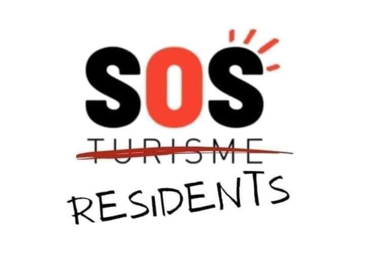 Ningú discutiria l'activitat turística si no comportàs aquesta massificació que està sobrepassant tots els límits naturals i humans. Podem discutir la quantitat, com i on, però si no som capaços d'acordar un sostre, esteim acabats.