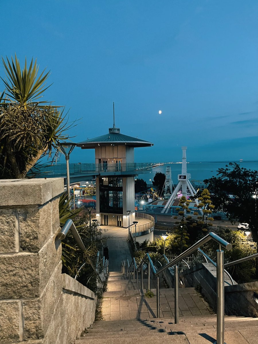 Sunny Southend 📸 

#WorldPhotographyDay2022 #photography