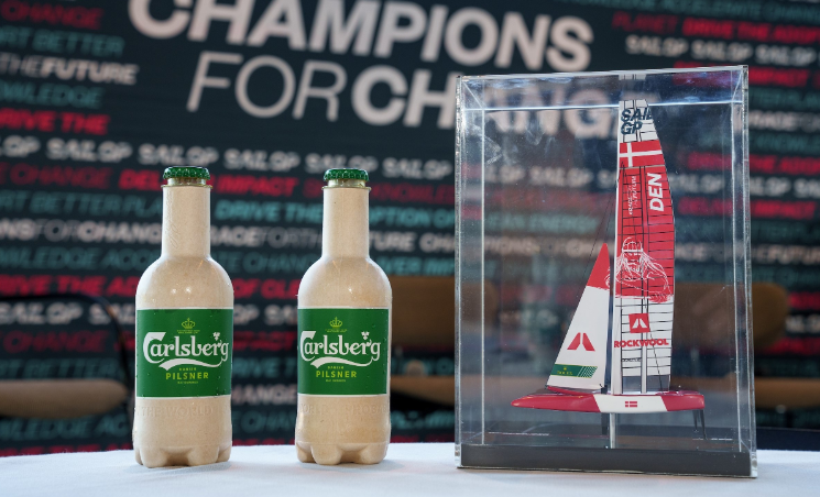 sis's tweet photo. 🇩🇰.@carlsberg shows its 'Beer bottle of the future' at Denmark @SailGP! 

⛵️The 'Beer bottle of the future', a 100% bio-based and reusable Fiber Bottle, is making its debut at the ROCKWOOL #DenmarkSGP 

♻️Details about the bottle: https://t.co/gYf2dJGush https://t.co/xGvOhyxWqc