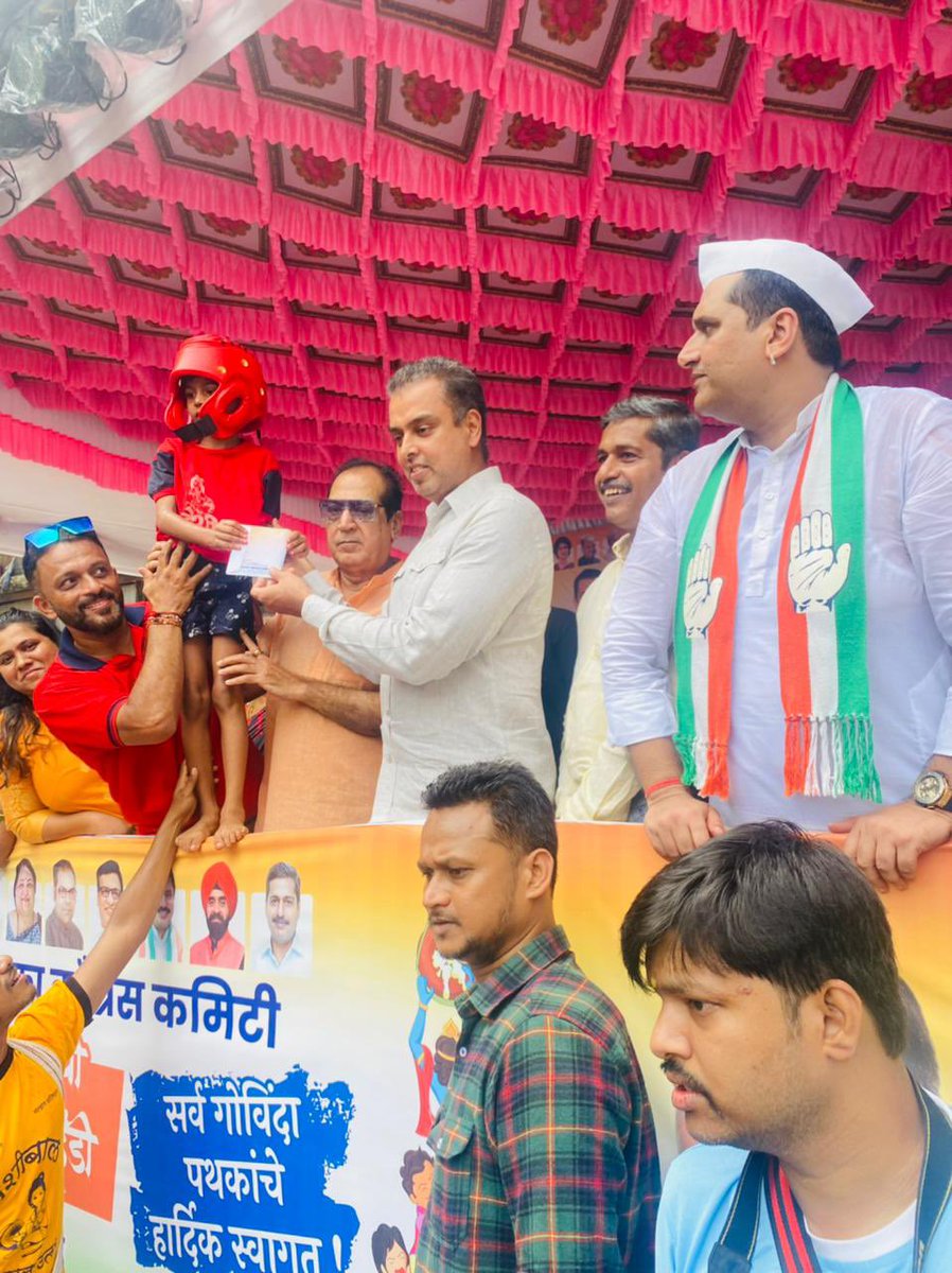 आज मी दक्षिण मुंबईतील विविध दहीहंडी उत्सवांना भेट दिली.  मी सर्व सहभागी गोविंदा पथकांना भेटलो आणि त्यांना माझ्या शुभेच्छा दिल्या.