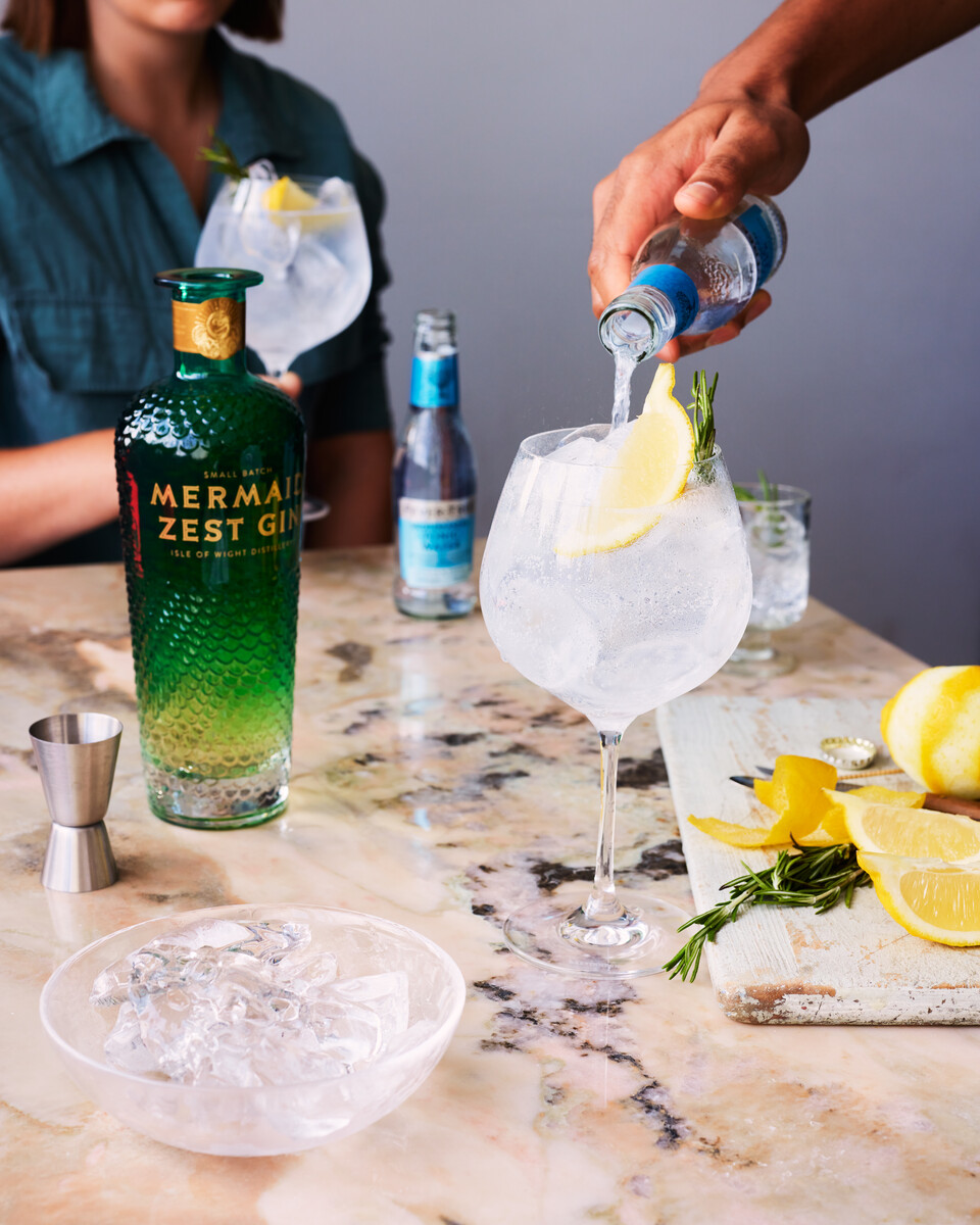 FeverTreeMixers's tweet image. Today&apos;s forecast? Full of flavour! Zesty by name &amp;amp; nature Mermaid Gin have infused their classic gin with summer citrus fruits &amp;amp; wild foraged coastal botanicals which pairs perfectly with our Mediterranean Tonic. Close your eyes and you can almost hear the ocean #FeverTreeFriday