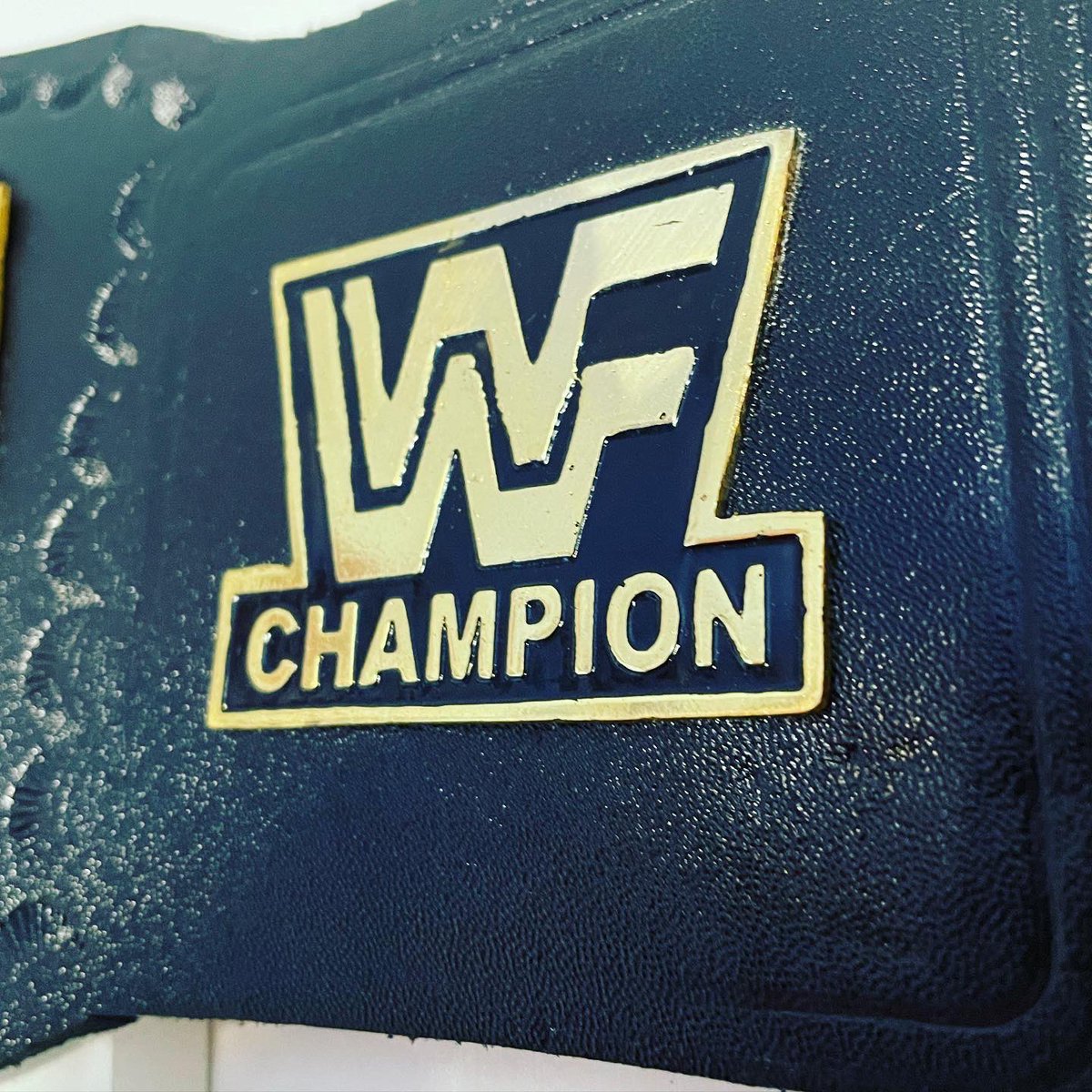 BenVealWrites's tweet photo. What a beauty! I’m now in proud possession of my very own #wingedeagle, the best looking #wrestlingbelt of all time and #ReggieParks’ defining creative work. Ready for meeting the Hitman @BretHart at @UKwrestlefest. This is shaping up to be one heck of a #WWEClash weekend. https://t.co/9VnWG3rDVh